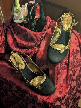 Enzo Angiolini Heels -Black & gold -Accent bow -Sling back pumps -Sz 81/2 M